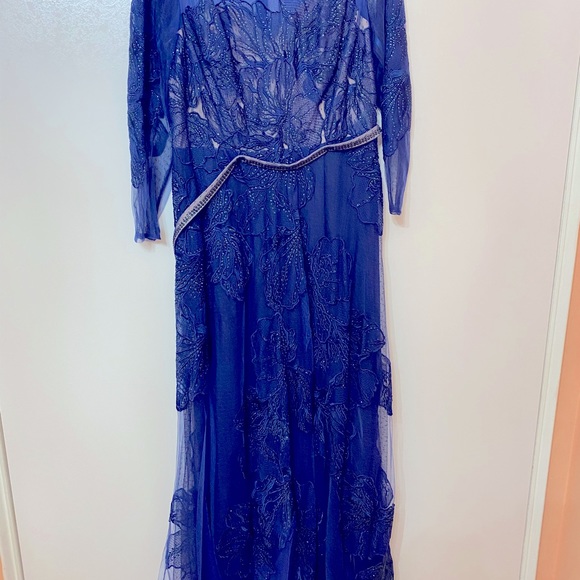 Gown with detached scarf , gorgeous color, lace over mesh - Picture 8 of 8